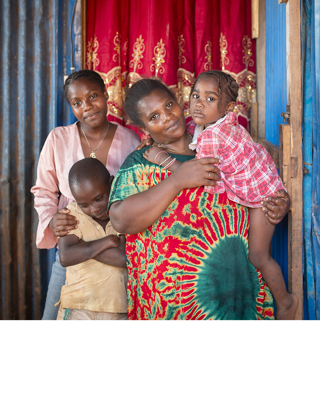 une famille dans son banga à Mayotte