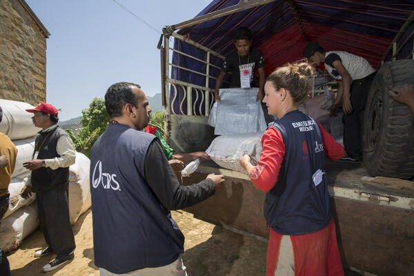 Catholic Relief Services (CRS) distribue des abris et des kits hygiène à près de 1250 personnes à Gorkha, un village situé en dehors de Katmandou, qui n'avait jusqu'à présent reçu aucune aide.