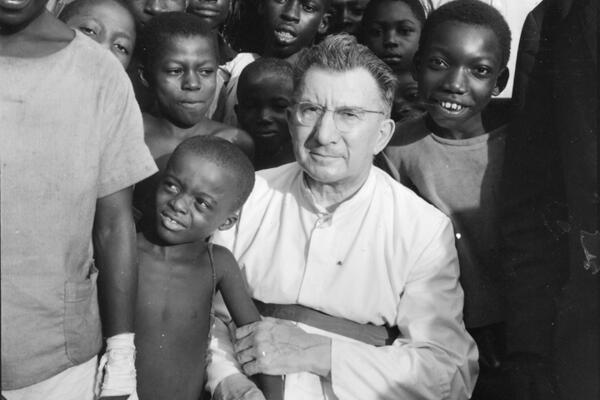 Jean Rodhain au Biafra lors de la famine en 1969