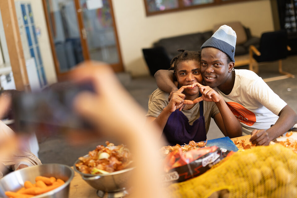 un mineur isolé et une bénévole de l'accueil de jour prennent la pose