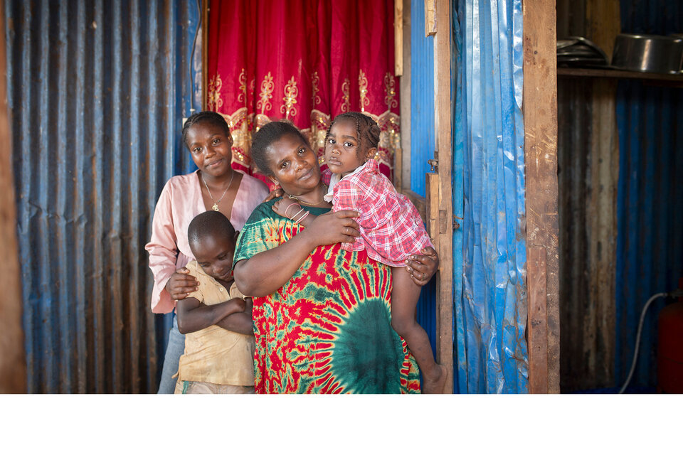 une famille dans son banga à Mayotte