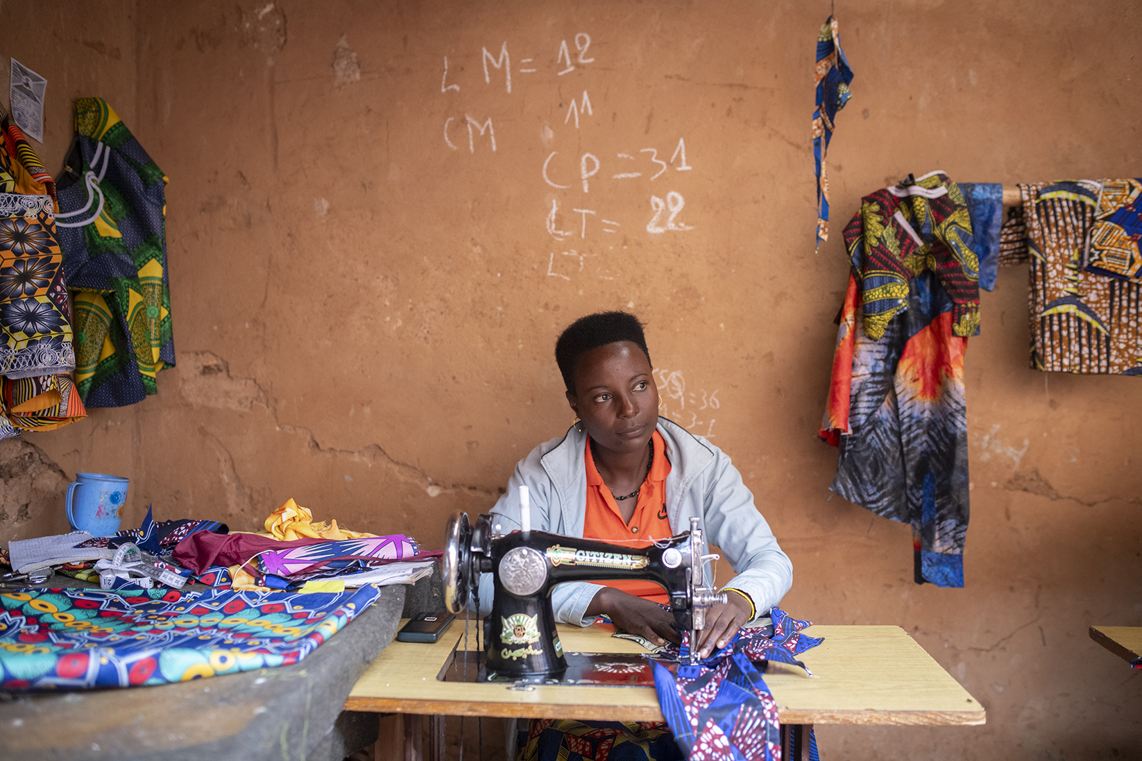 Prudence*, au travail dans l'atelier couture. La jeune femme espère gagner prochainement son autonomie.