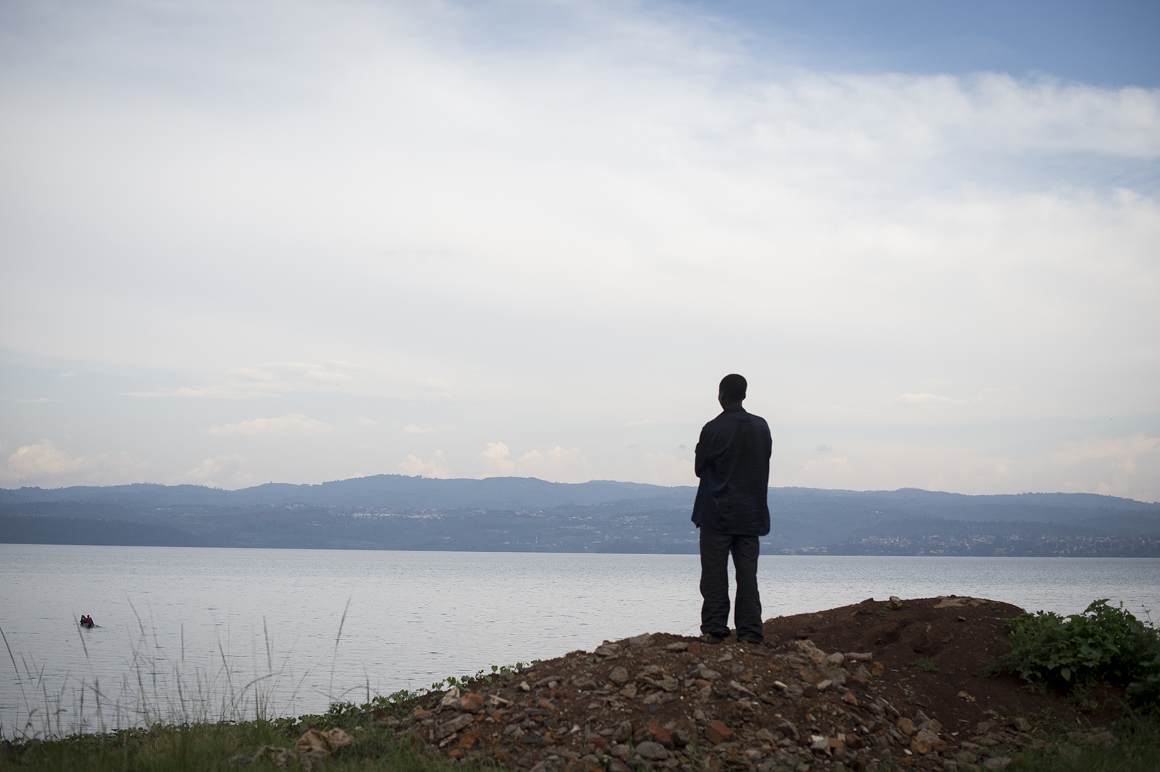 Un homme contemplant un lac