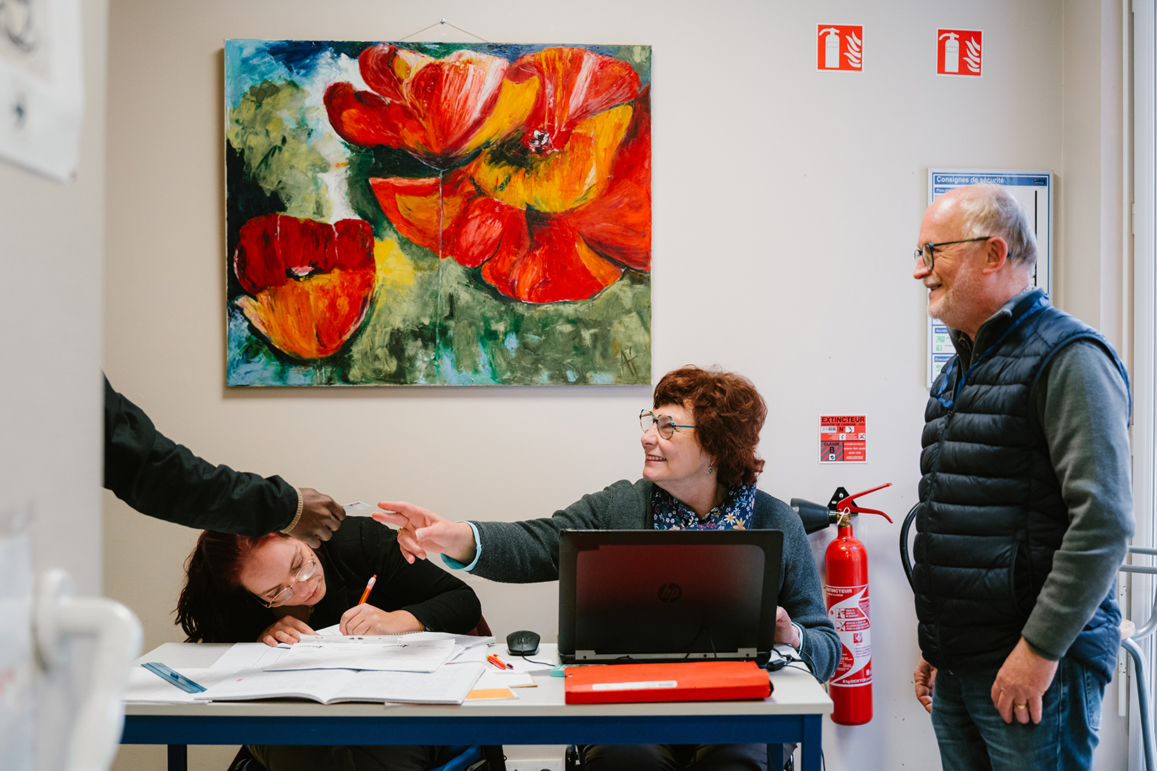 Solène, Véronique et Jacques assurent un accueil "en amis" à l'espace rencontre chaque mardi.