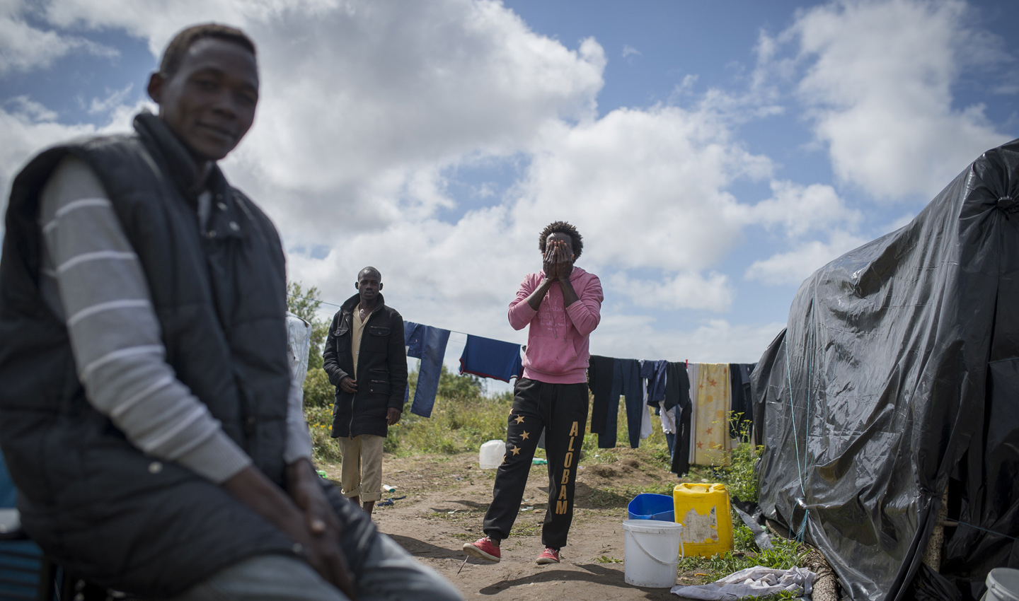 REPORTAGE - Avec les migrants, dans le bidonville de Calais