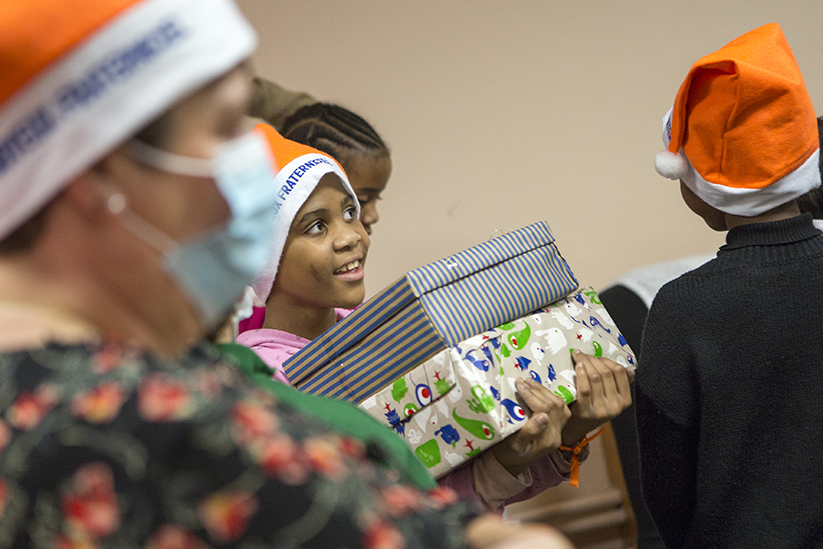 Des enfants reçoivent des cadeaux