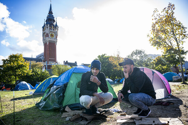 Campement avec deux hommes au centre-ville de Calais