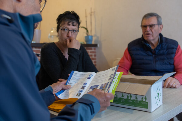 Autour de la table, les bénévoles et Sandrine examinent la situation