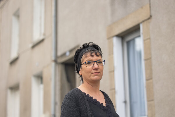 Sandrine, devant sa maison