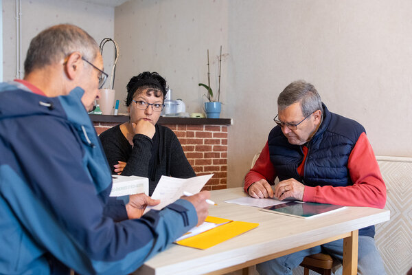 Installés à la table, dans la pièce à vivre, les deux bénévoles sortent factures et calculatrice.