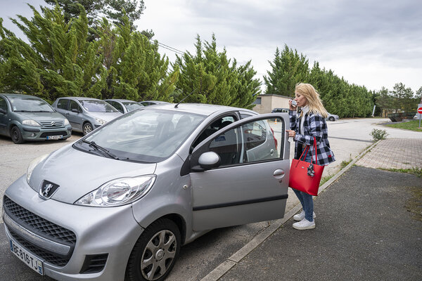 Irène et sa voiture en location via le garage solidaire