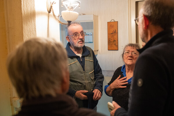 Le couple et les bénévoles dans la maison