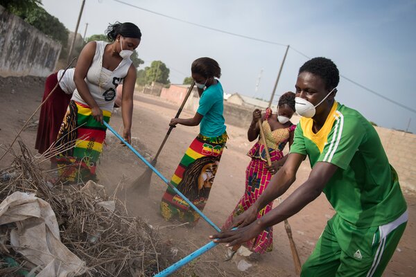Action de nettoyage des rues au Sénégal.