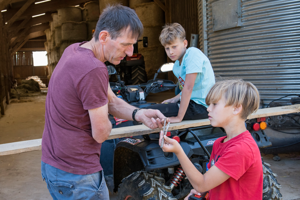 Marcel et les enfants autour du quad.