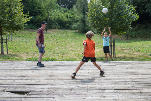 Partie de foot sur la terrasse.