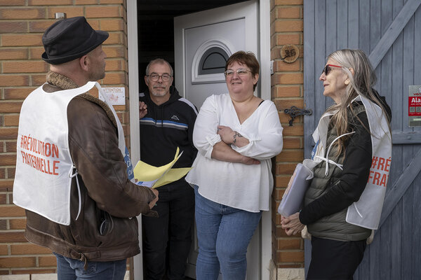 bénévoles en porte à porte dans le Pas-de-Calais après les inondations