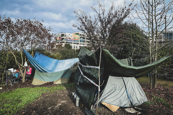 campement en lisière de quartier urbain