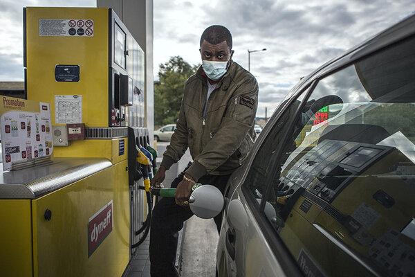 Un homme faisant le plein d'essence