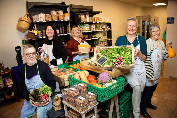 L'équipe bénévole de l'épicerie solidaire posant devant l'objectif