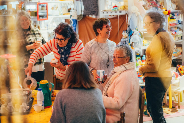 Bénévoles et clients à l'intérieur de la boutique solidaire de Surgères