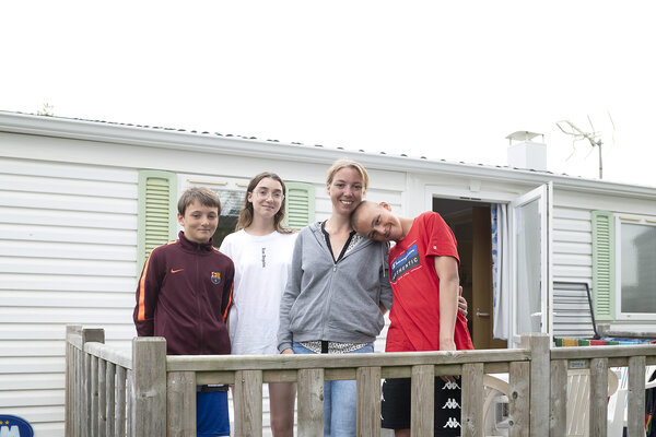 une famille posant sur la terrasse de son mobil-home de vacances