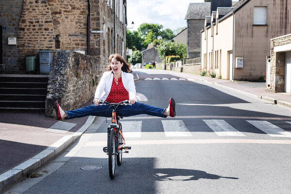 une bénévole sur un vélo