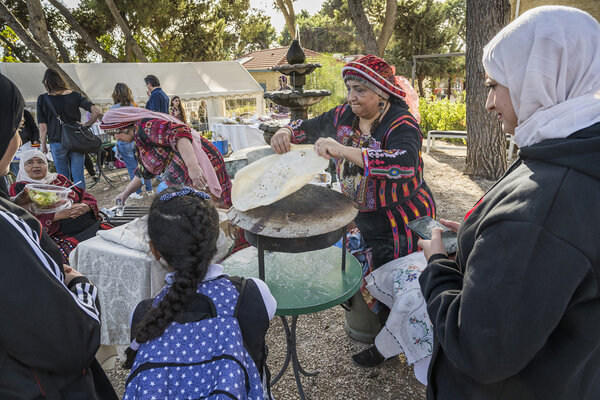 Femmes palestiniennes cuisinant dans le jardin de la Maison Abraham