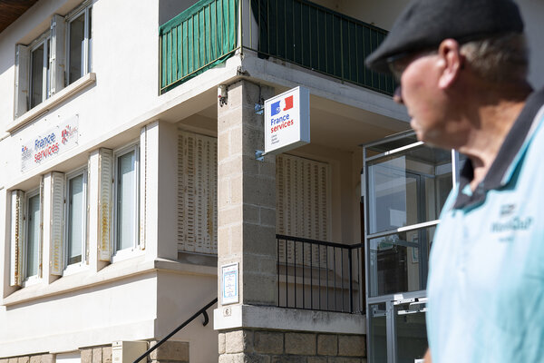 un homme devant un accueil de service public