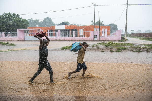 Deux adolescents africains sous des trombes d'eau