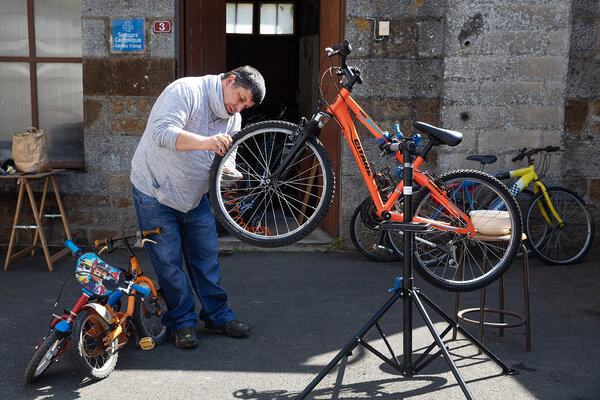 Mathieu en train de réparer un vélo