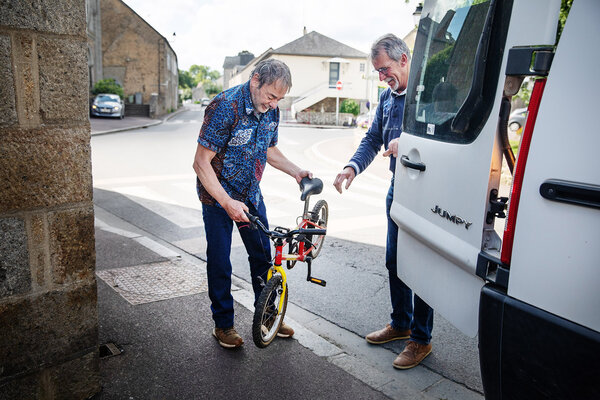 Don d'un vélo par un habitant