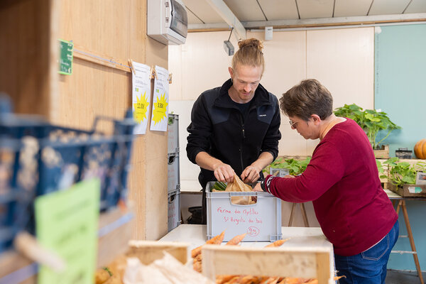 bénévoles autour d'un panier solidaire