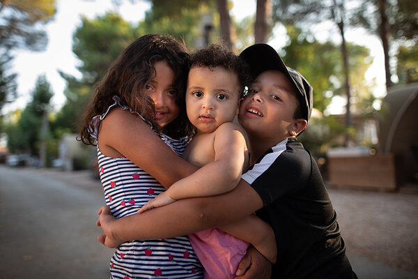 Enfants se serrant dans les bras