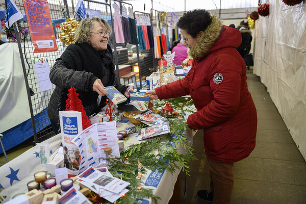 Un stand du Secours Catholique sur un marché de Noël