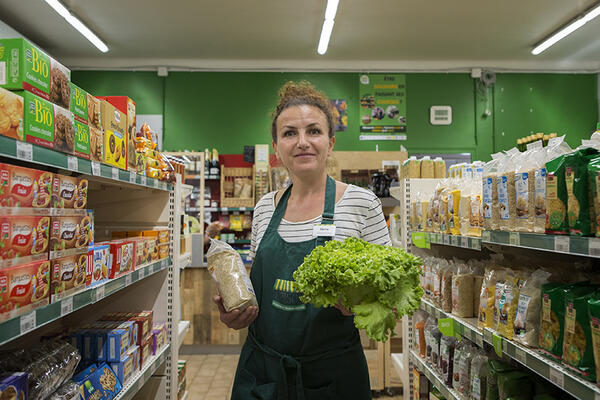 Une femme dans une épicerie solidaire