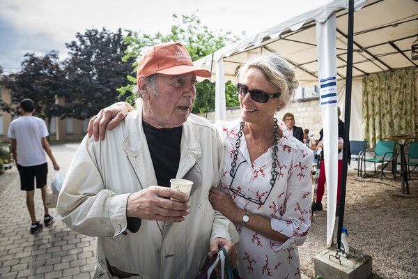 Une bénévole et une personne accueillie