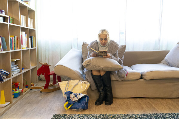 Une femme en train de lire, à la Casèla de Toulouse