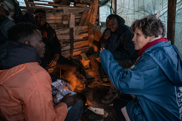 Véronique Devis auprès des exilés à Calais