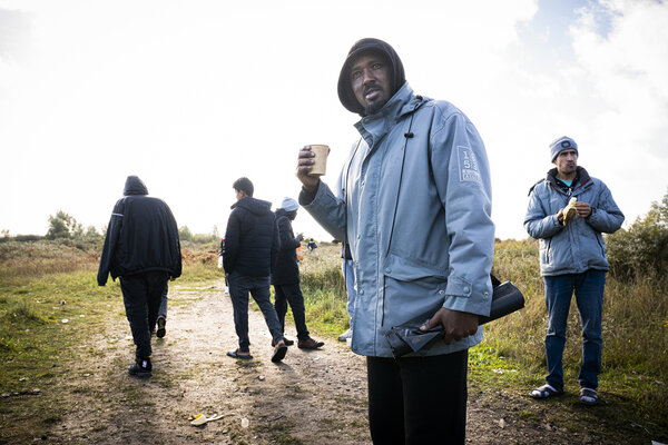 Plusieurs jeunes migrants à Calais, dont Omar, au premier plan.