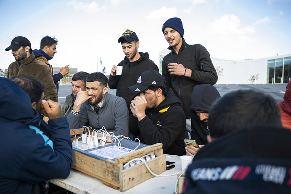 Jeunes hommes changeant leurs téléphones.