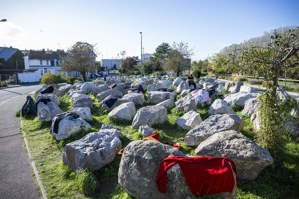 Rochers sur une pelouse dans le centre-ville de Calais.