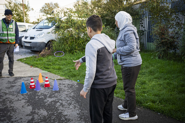 Une mère et son fils se détendent en jouant.