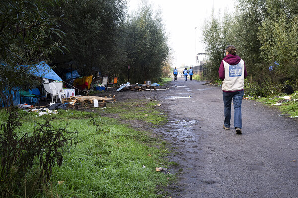 Campement de migrants dans les bois aux abords de Calais.