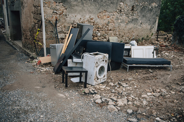 Comme Jean-Claude, des dizaines d'habitants du village ont perdu meubles et électroménager.