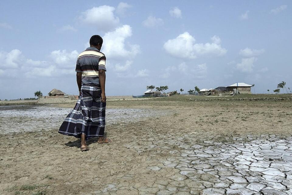 un homme qui marche sur un sol sec