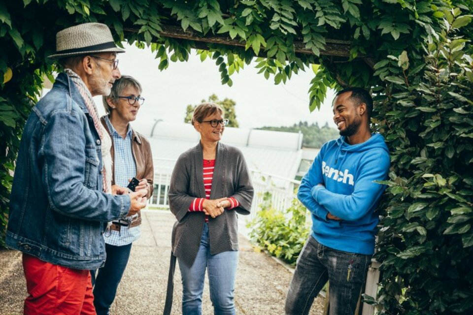 migrants qui discutent avec des bénévoles