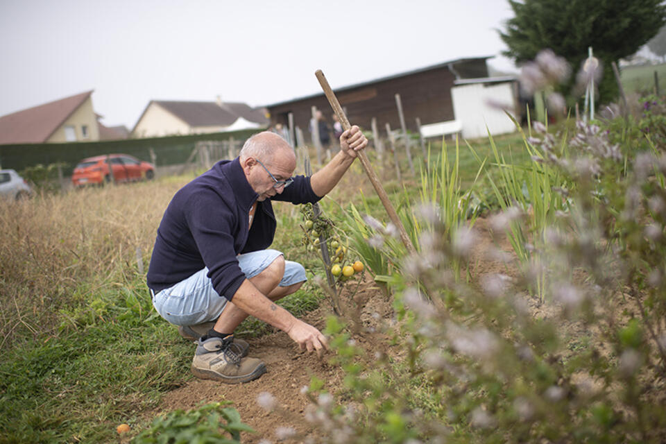 un homme jardine