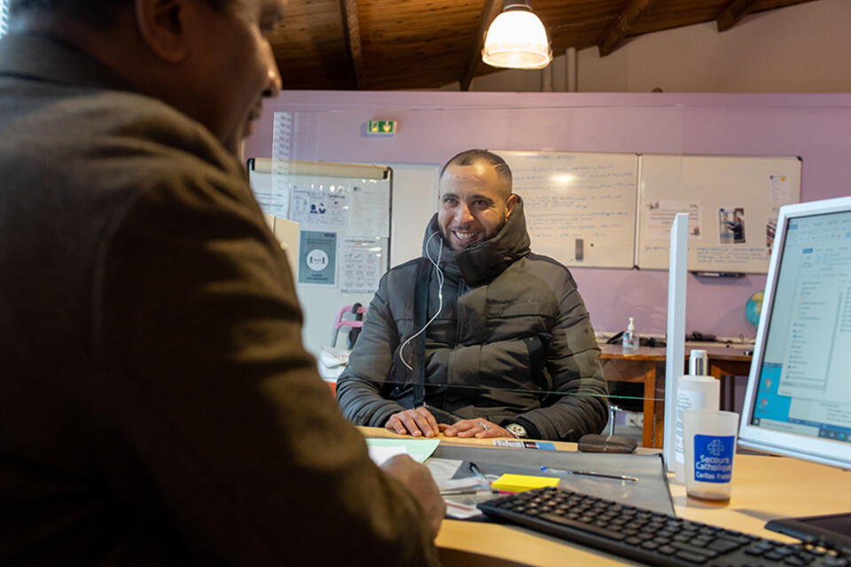 un homme en entretien individuel