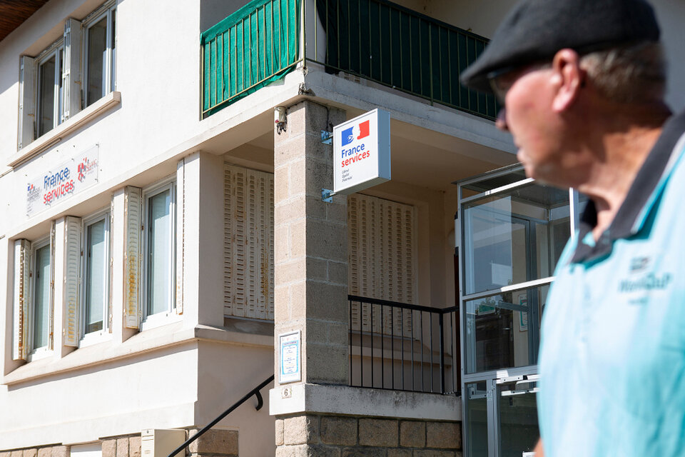 Un homme devant un point France Services