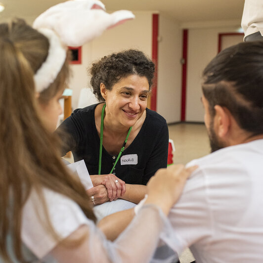 bénévole écoutant un mère et son enfant